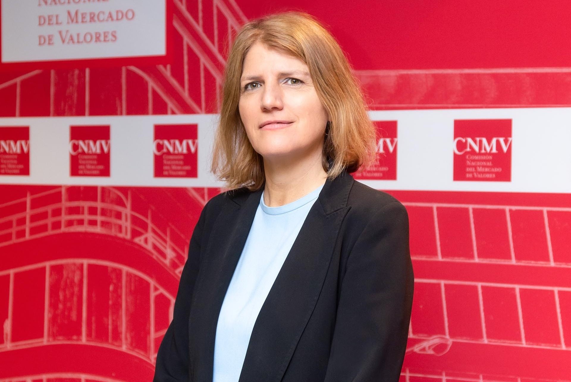 Helena Viñes, consejera de la CNMV, de pie sobre fondo corporativo